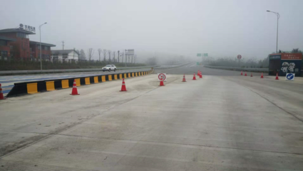 潼南遭遇能見(jiàn)度小于200米大霧部分高速實(shí)行交通管制